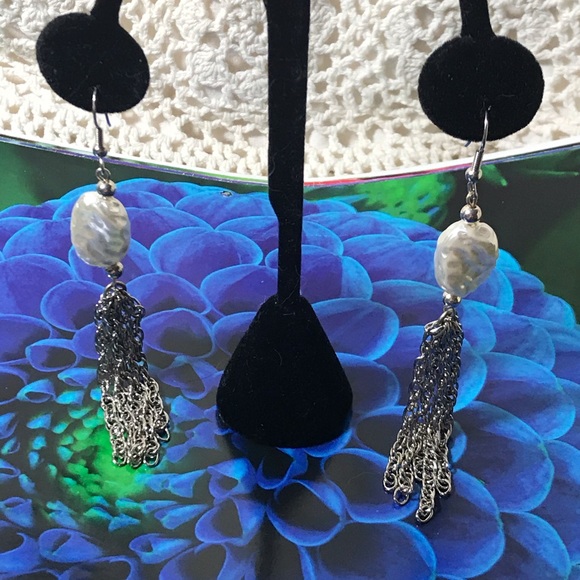 Cool dangle Silver tone white earrings, pretty new - Picture 2 of 4